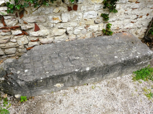 Une curiosit  voir avec une grande pierre plate prsente prs du donjon.